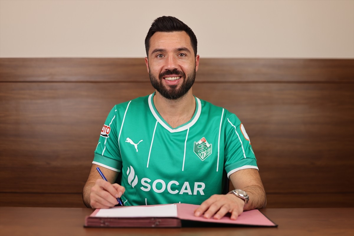 Trendyol 1. Lig takımlarından Alagöz Holding Iğdır FK, aynı ligdeki Siltaş Yapı Pendikspor'dan...