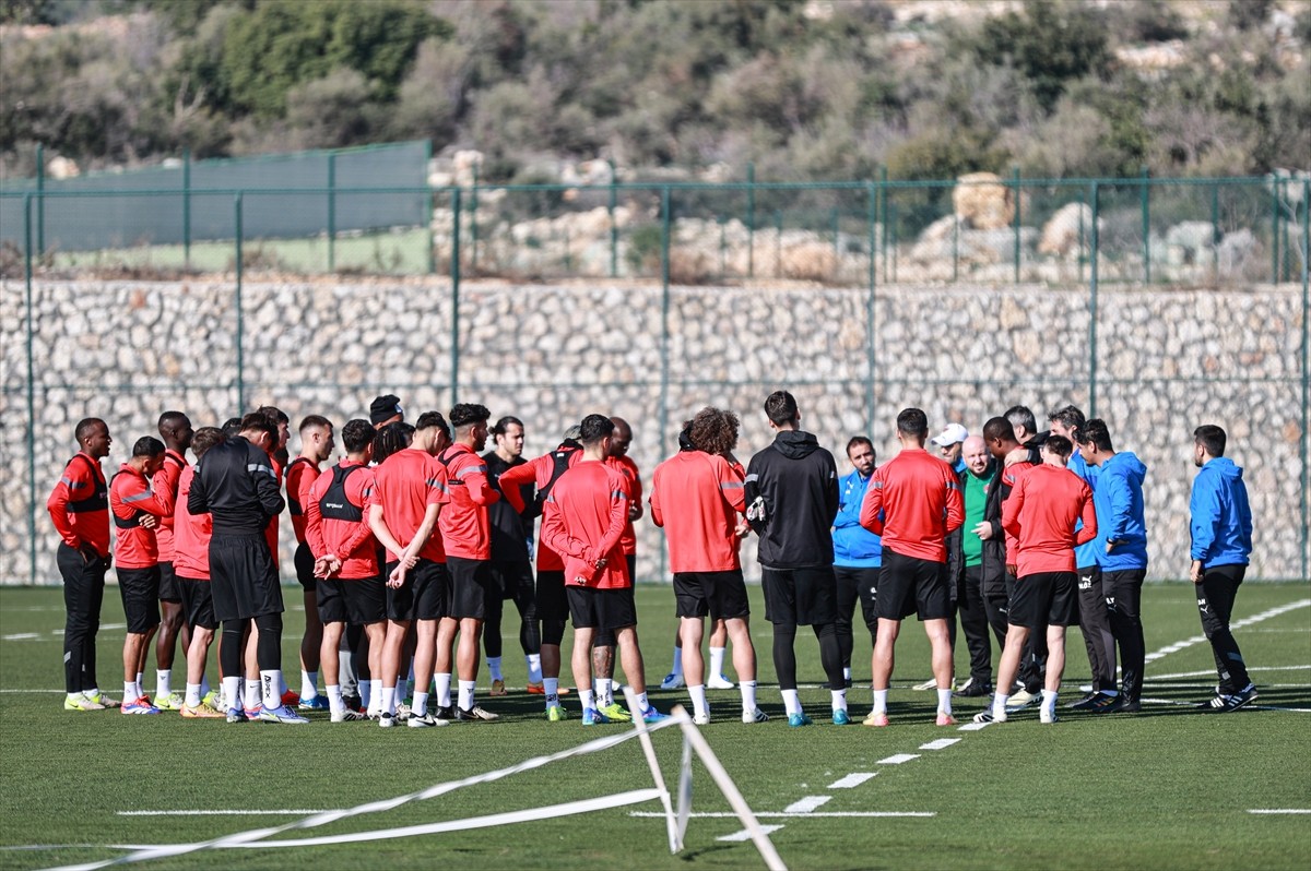 Trendyol Süper Lig'in 19. haftasında 11 Ocak Cumartesi günü Mersin'de Çaykur Rizespor'u...