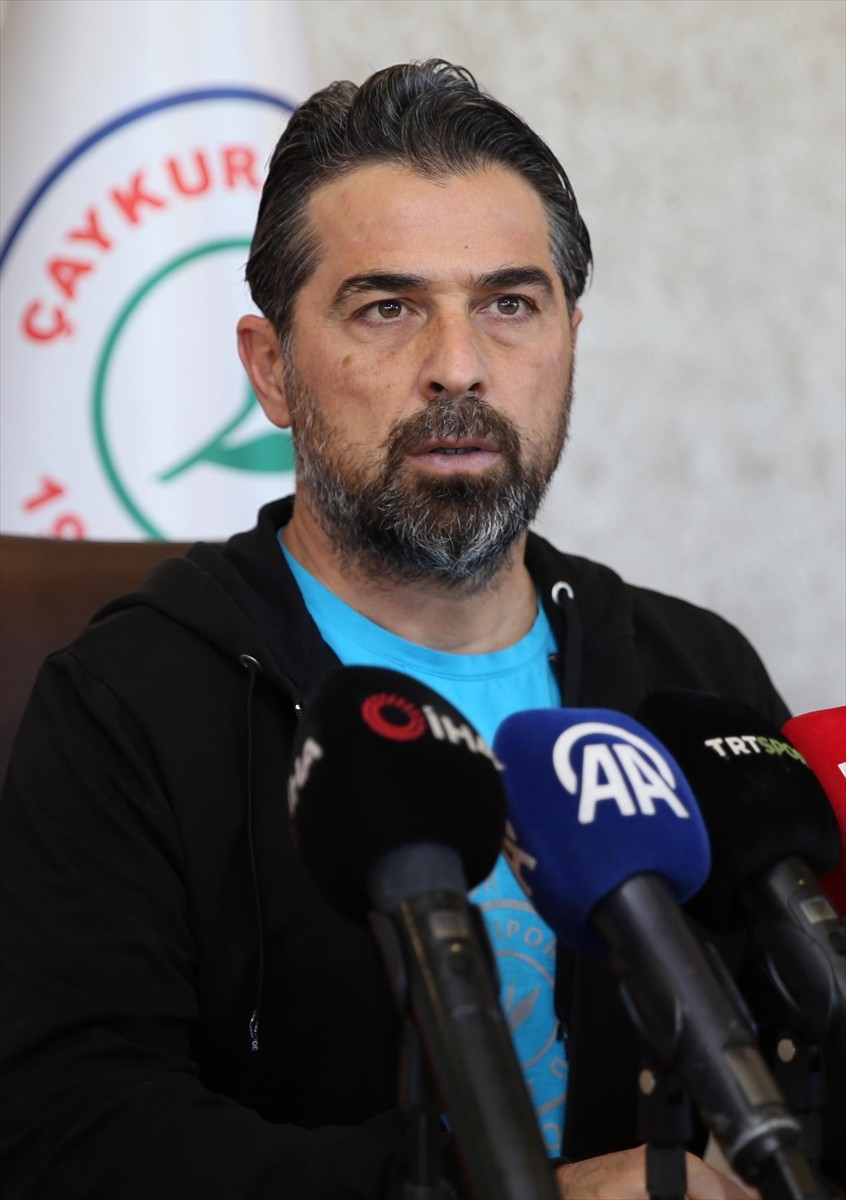 Trendyol Süper Lig ekiplerinden Çaykur Rizespor'un teknik direktörü İlhan Palut, Mehmet Cengiz...