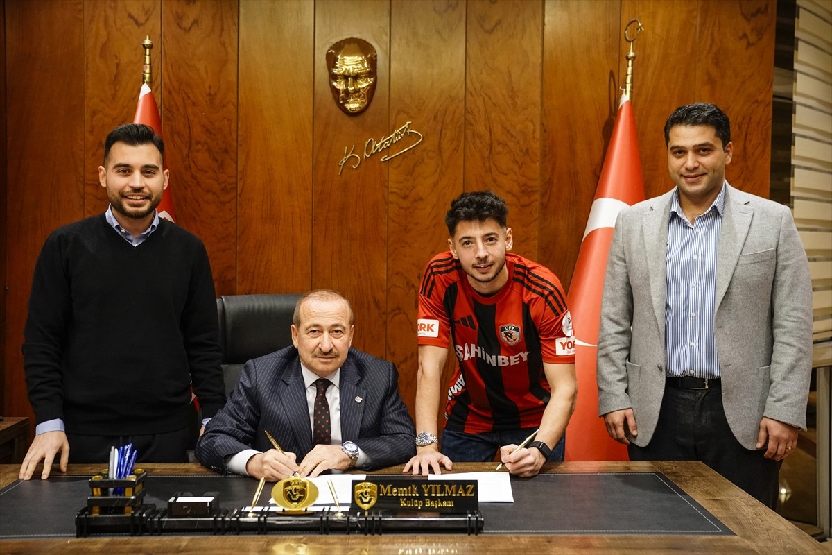 Trendyol Süper Lig ekiplerinden Gaziantep FK, Belçika ekiplerinden Westerlo forması giyen orta...