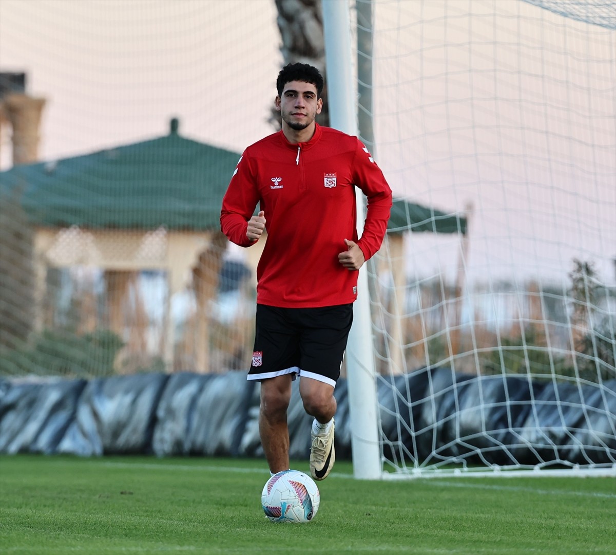 Trendyol Süper Lig ekiplerinden Net Global Sivasspor'un Antalya kampı teknik direktör Ömer Erdoğan...