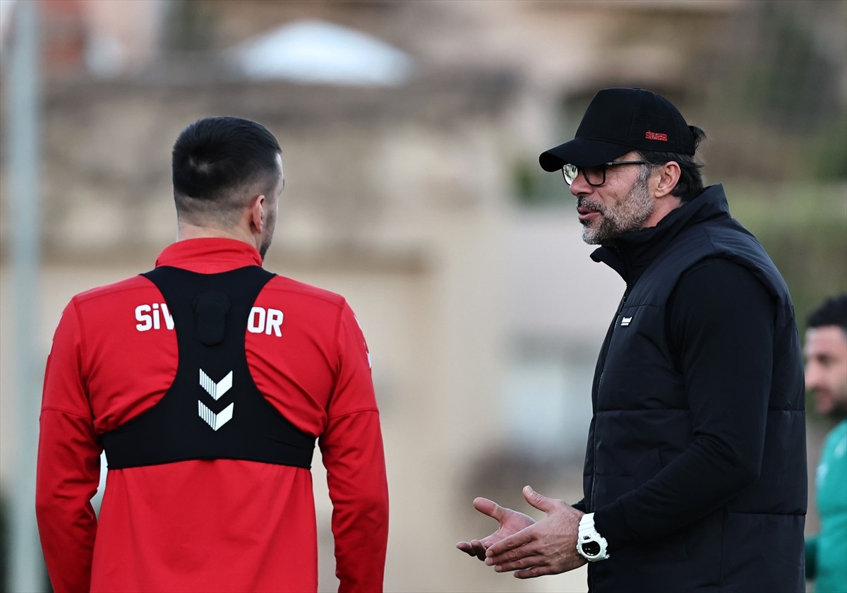 Trendyol Süper Lig ekiplerinden Net Global Sivasspor'un Antalya kampı teknik direktör Ömer Erdoğan...
