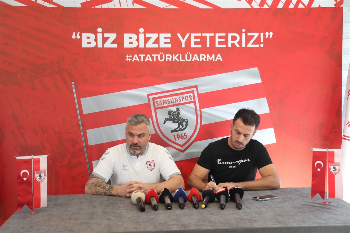 Trendyol Süper Lig ekiplerinden Reeder Samsunspor'un teknik direktörü Thomas Reis (solda), Nuri...