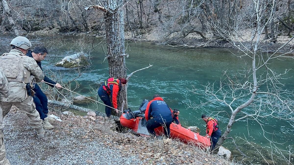 Tunceli'de hasta halde bulunan yaban keçisi, ekiplerin çalışmasıyla yakalanarak tedavi altına...