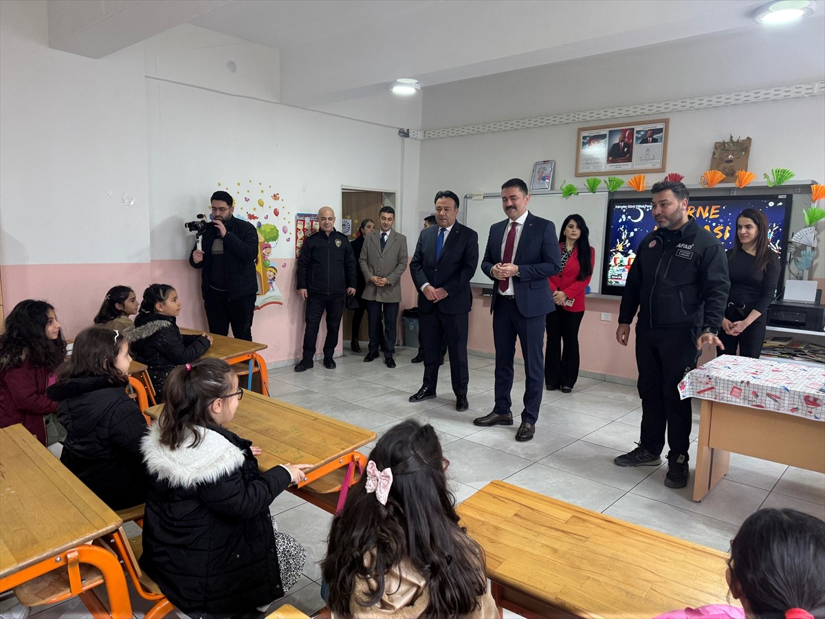 Tunceli'de öğrencileri afetlere karşı bilinçlendirmek amacıyla tüm okullarda deprem tatbikatı...