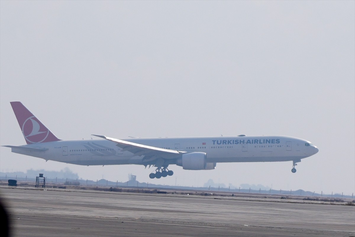 Türk Hava Yollarının (THY) 12 yıl sonra Suriye'ye ilk seferini gerçekleştiren uçağı, Şam...