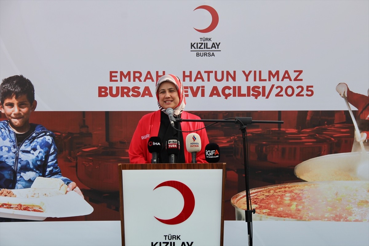 Türk Kızılay Genel Başkanı Fatma Meriç Yılmaz (sol 2), Bursa'nın Yıldırım ilçesinde yaşlı ve...