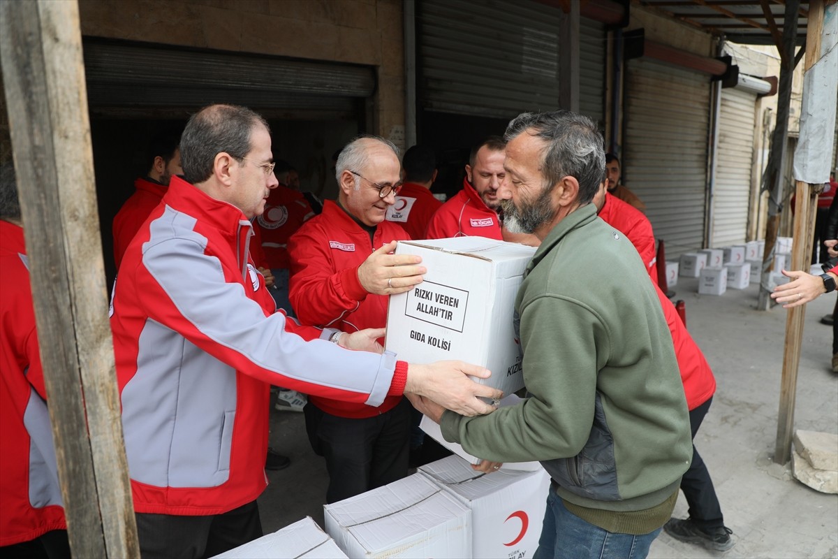 Türk Kızılay, Suriye'nin Halep kentinde, bölgedeki ihtiyaç sahiplerinin gıda ve giyecek gibi...