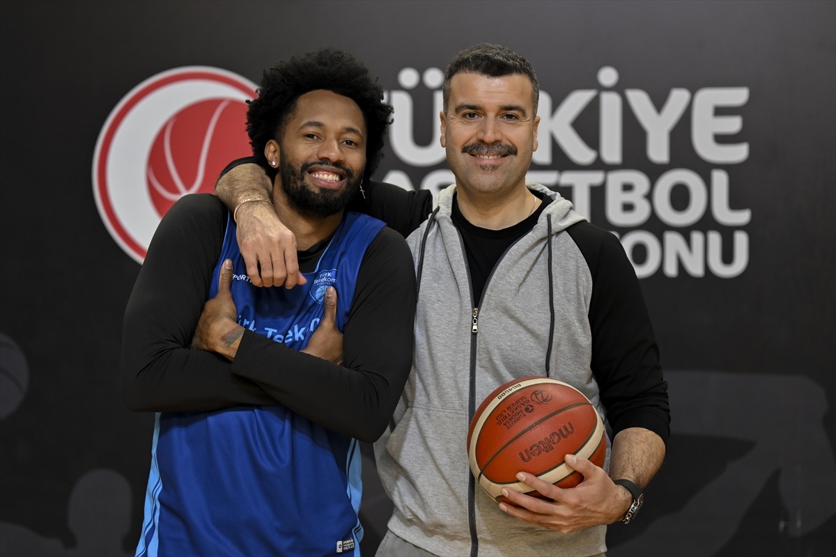 Türk Telekom Erkek Basketbol Takımı Başantrenörü Erdem Can (sağda), BKT Avrupa Kupası'nın normal...