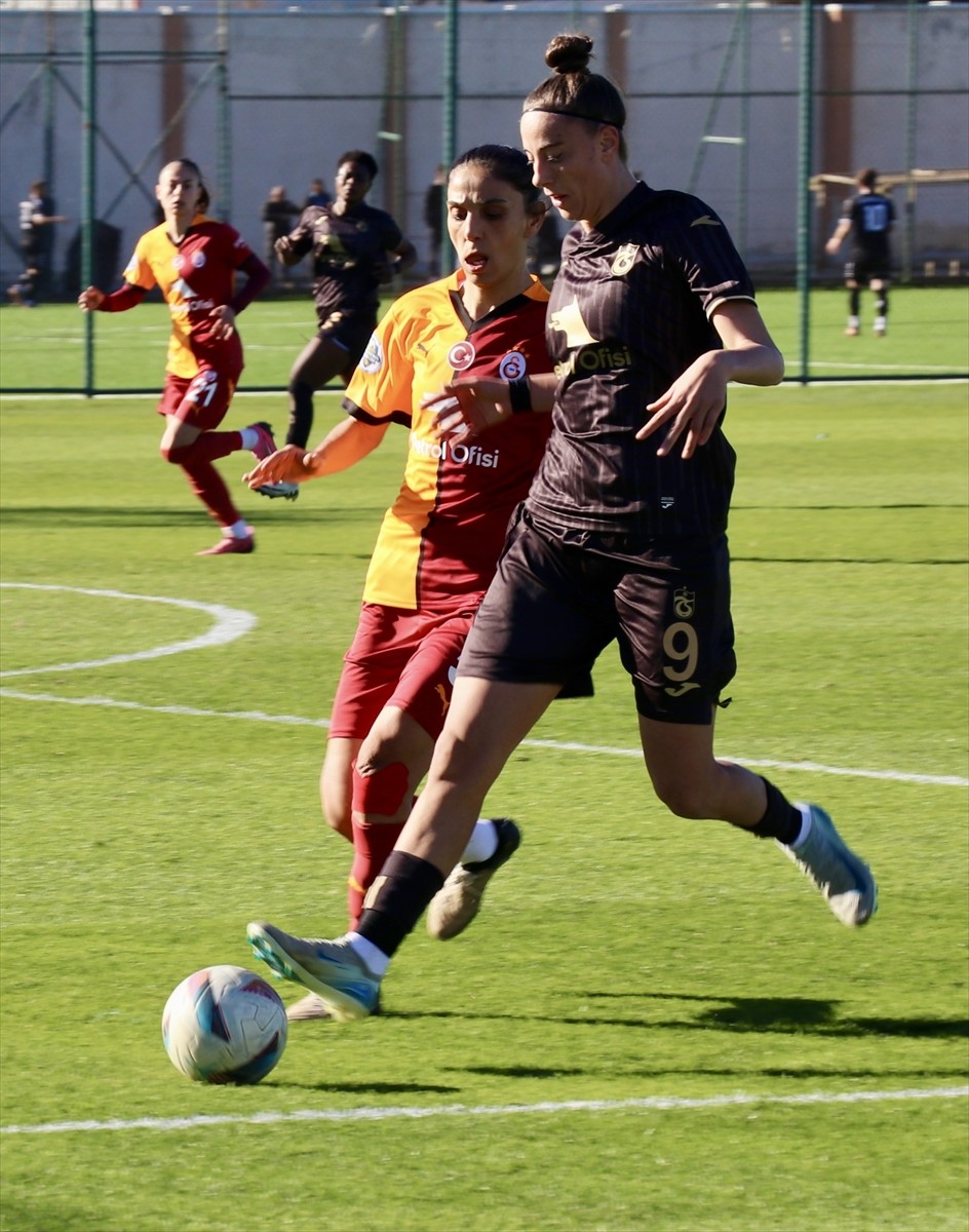 Turkcell Kadın Futbol Süper Ligi'nin 3. hafta erteleme maçında Trabzonspor, konuk ettiği...