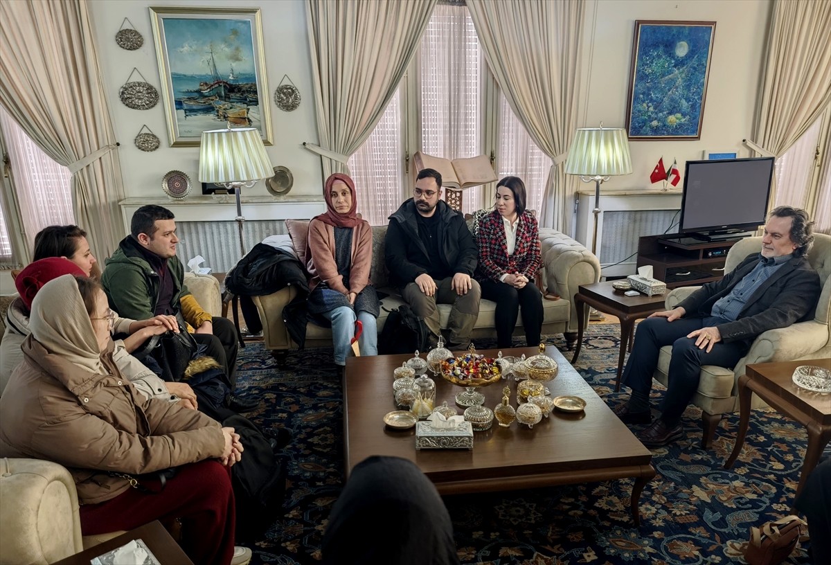 Türkiye'de Farsça öğrenim gören Türk öğrenciler İran'da Tahran Büyükelçiliğini ziyaret etti....