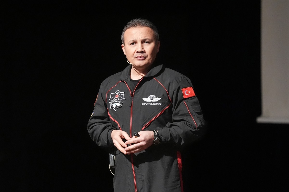 Türkiye'nin ilk astronotu Alper Gezeravcı, Bahçelievler Prof. Dr. Mümtaz Turhan Sosyal Bilimler...