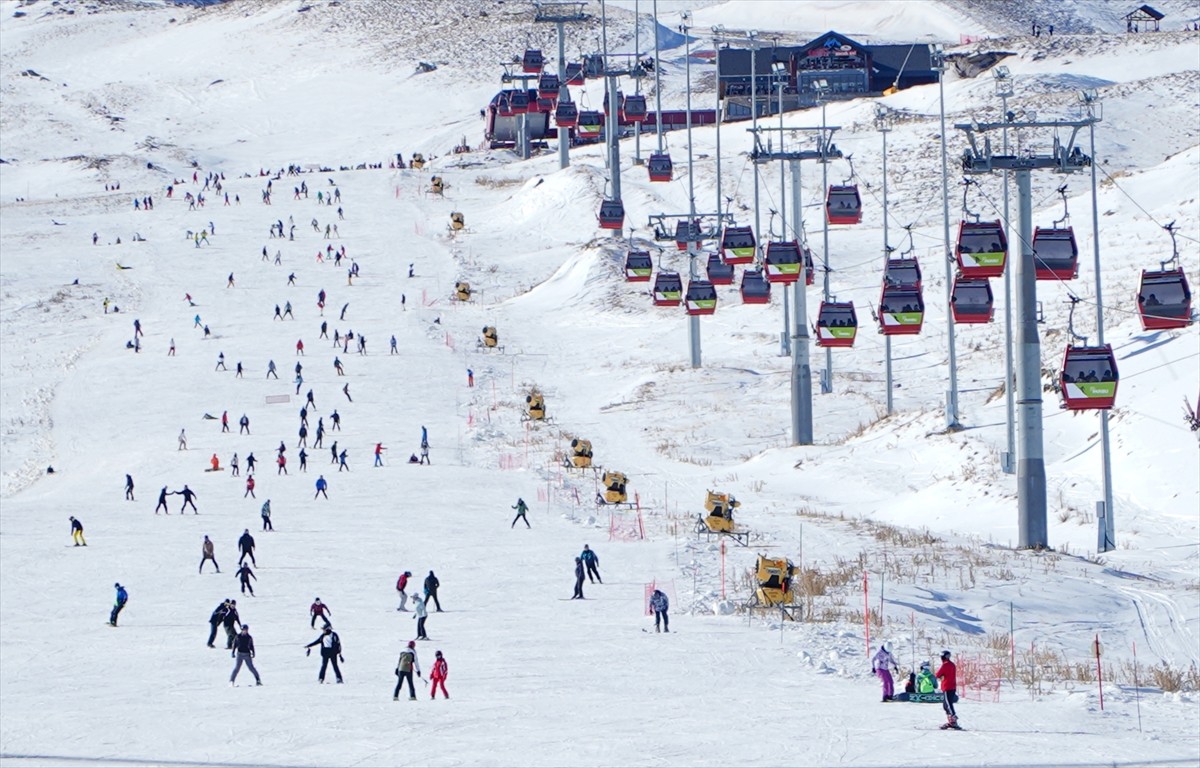 Türkiye'nin önemli kayak merkezlerinden Erciyes'i, 2025'in ilk gününde 110 bin kişinin ziyaret...