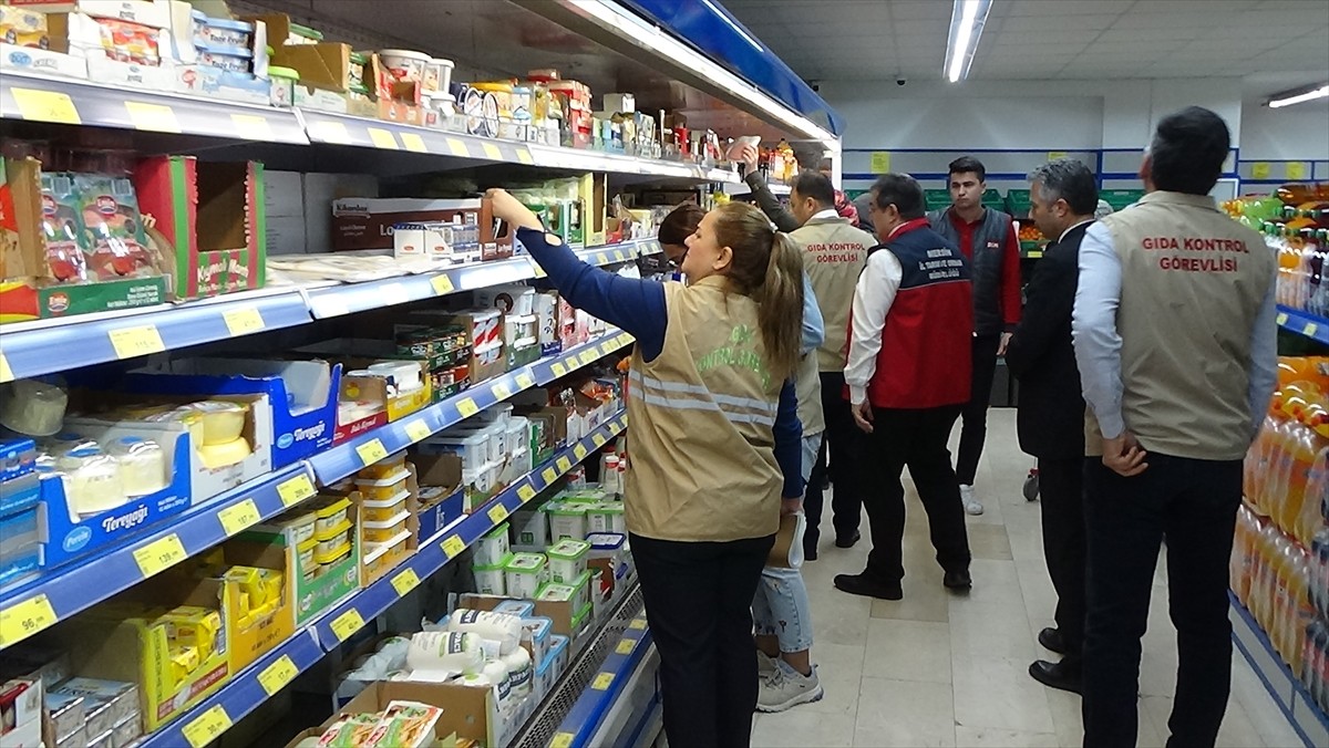 Türkiye'nin önemli narenciye üretim merkezlerinden Mersin'de, satışı yasaklanan "limon suyu"...