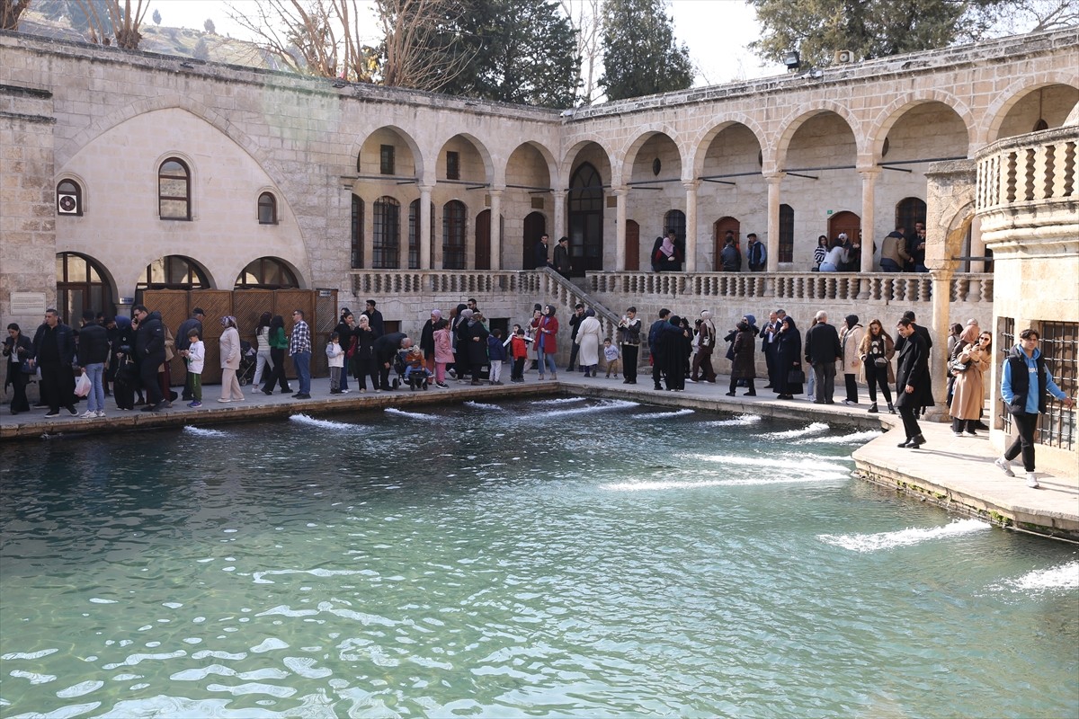 Türkiye'nin önemli turizm merkezlerinden Şanlıurfa'daki tarihi Balıklıgöl Yerleşkesi'nde sömestir...