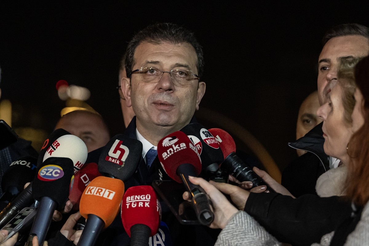 Türkiye Belediyeler Birliği (TBB) ve İstanbul Büyükşehir Belediye Başkanı Ekrem İmamoğlu (ortada)...