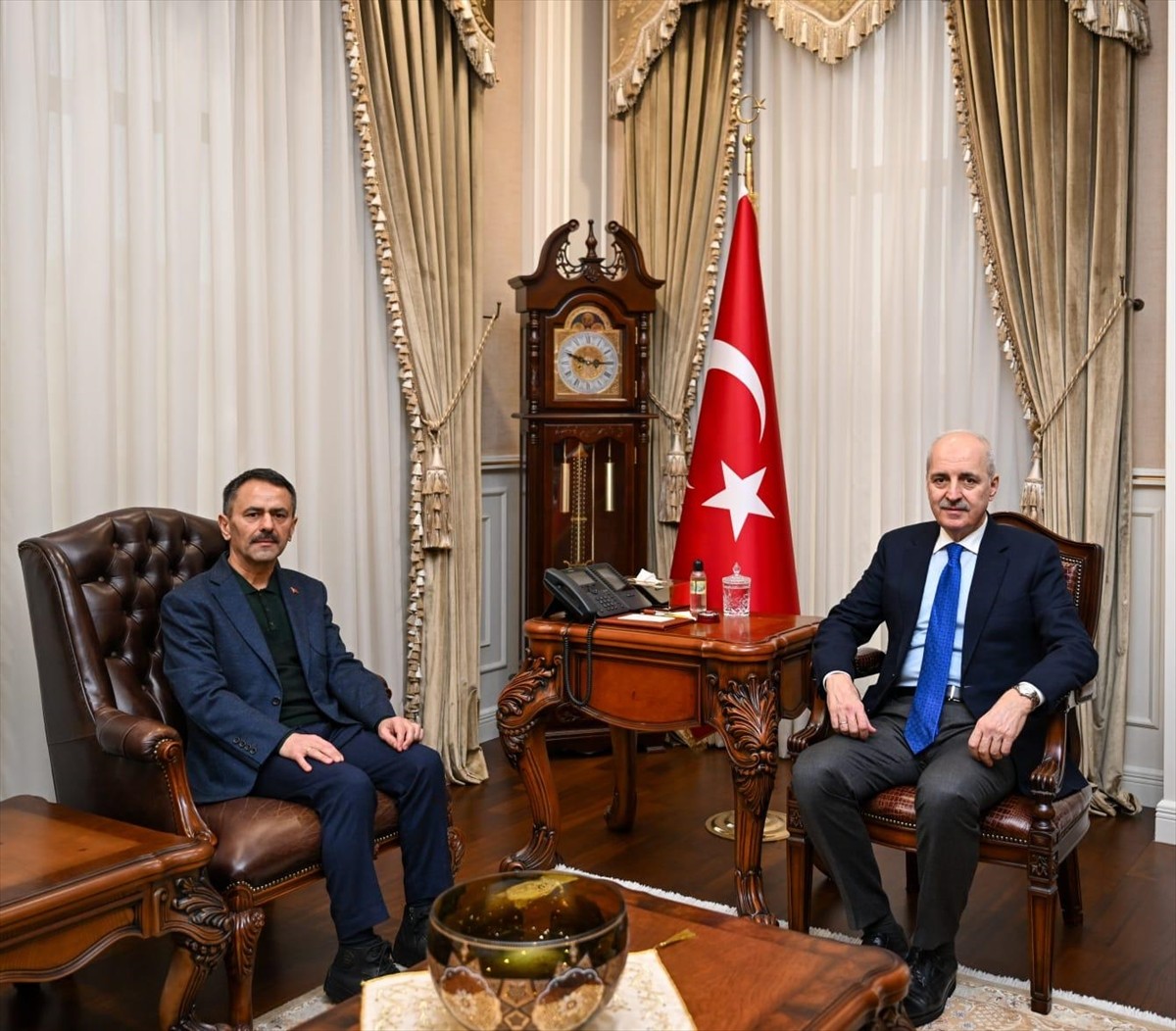 Türkiye Büyük Millet Meclisi (TBMM) Başkanı Numan Kurtulmuş (sağda), Kocaeli Valisi İlhami Aktaş'ı...