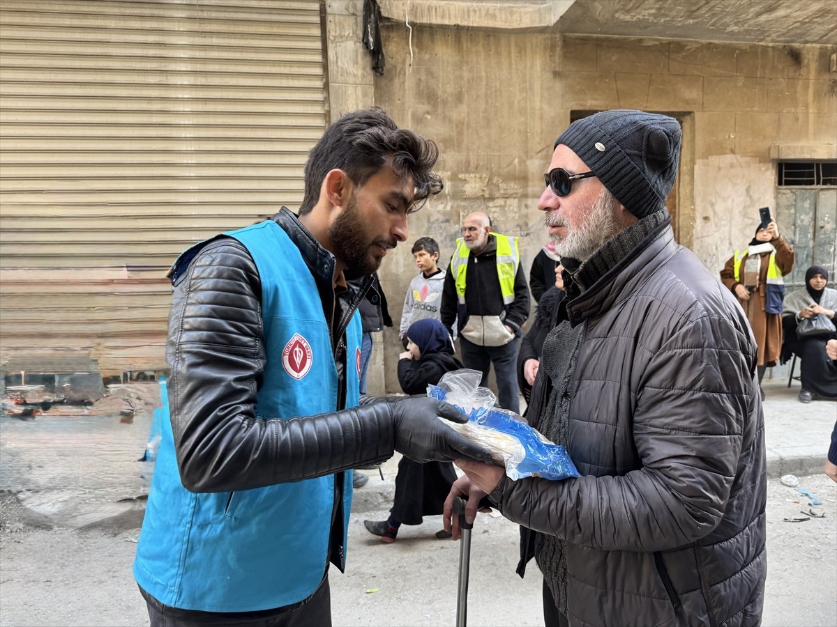Türkiye Diyanet Vakfı (TDV), Suriye'de günlük 8 bin savaş mağduru ihtiyaç sahibine ekmek...