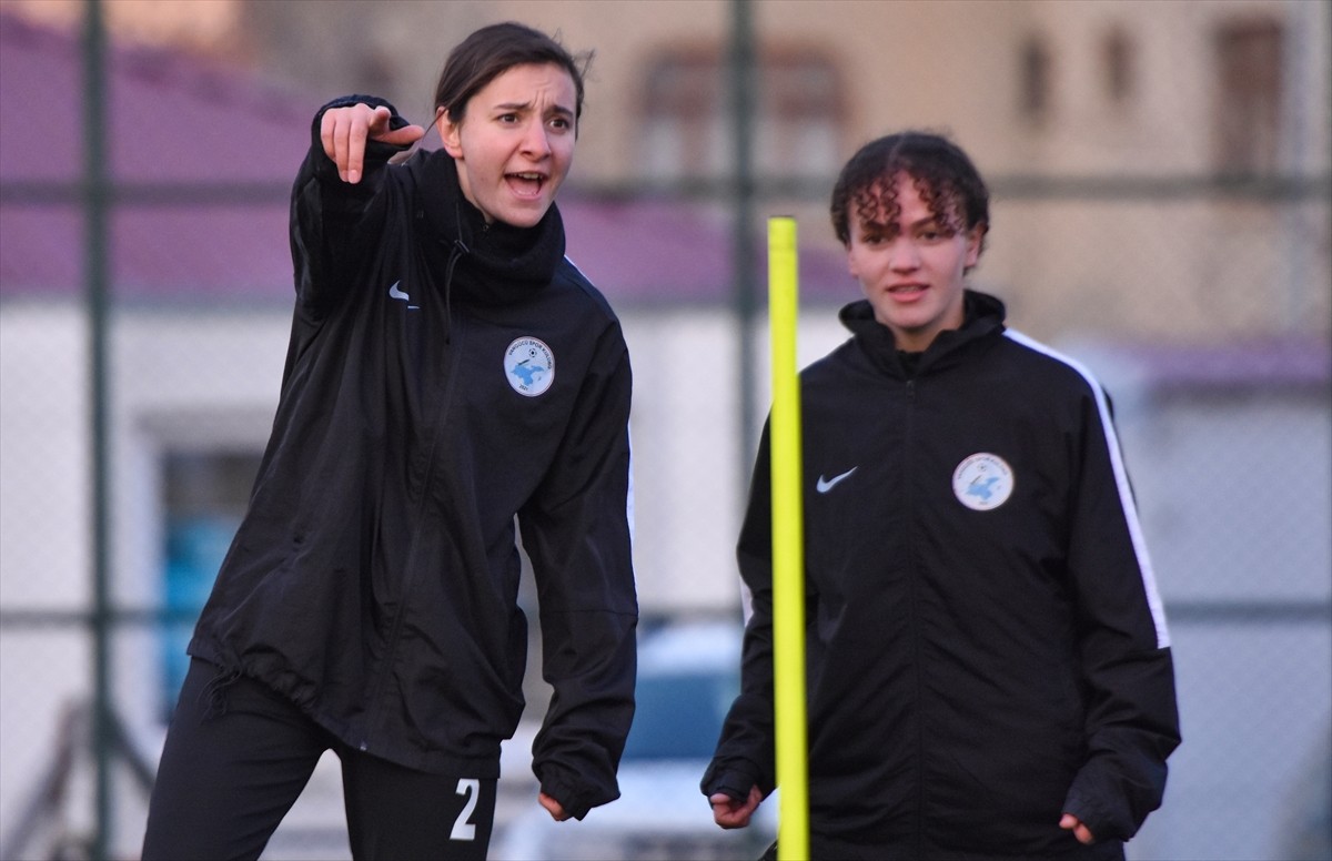 Türkiye Futbol Federasyonu (TFF) Kadınlar 2. Ligi A Grubu'nda mücadelesini yenilgisiz sürdüren...