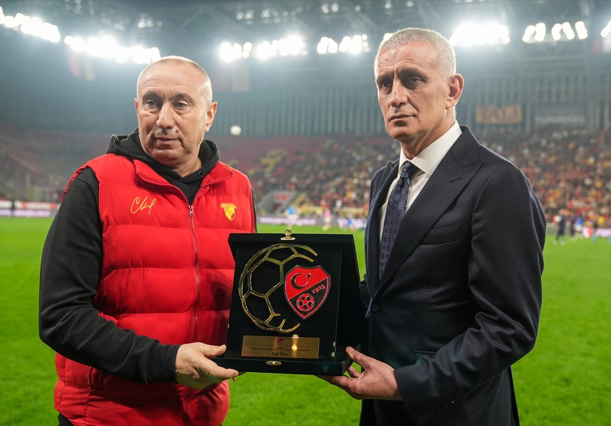 Türkiye Futbol Federasyonu (TFF) tarafından fair play ödülüne layık görülen Göztepe Teknik...