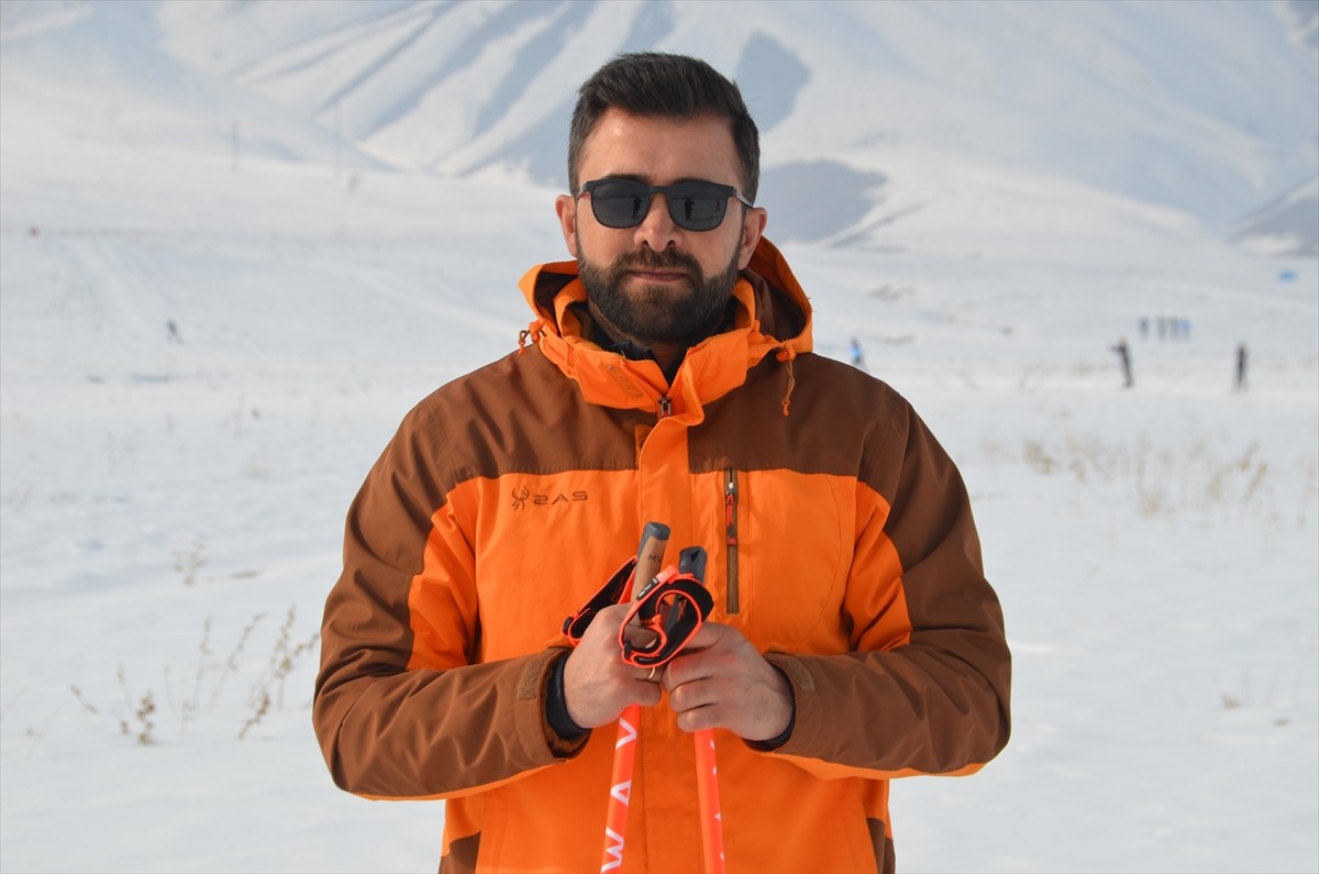 Türkiye Kayak Federasyonunca Erzurum'da düzenlenen kayaklı koşu eleme müsabakalarında 23 madalya...