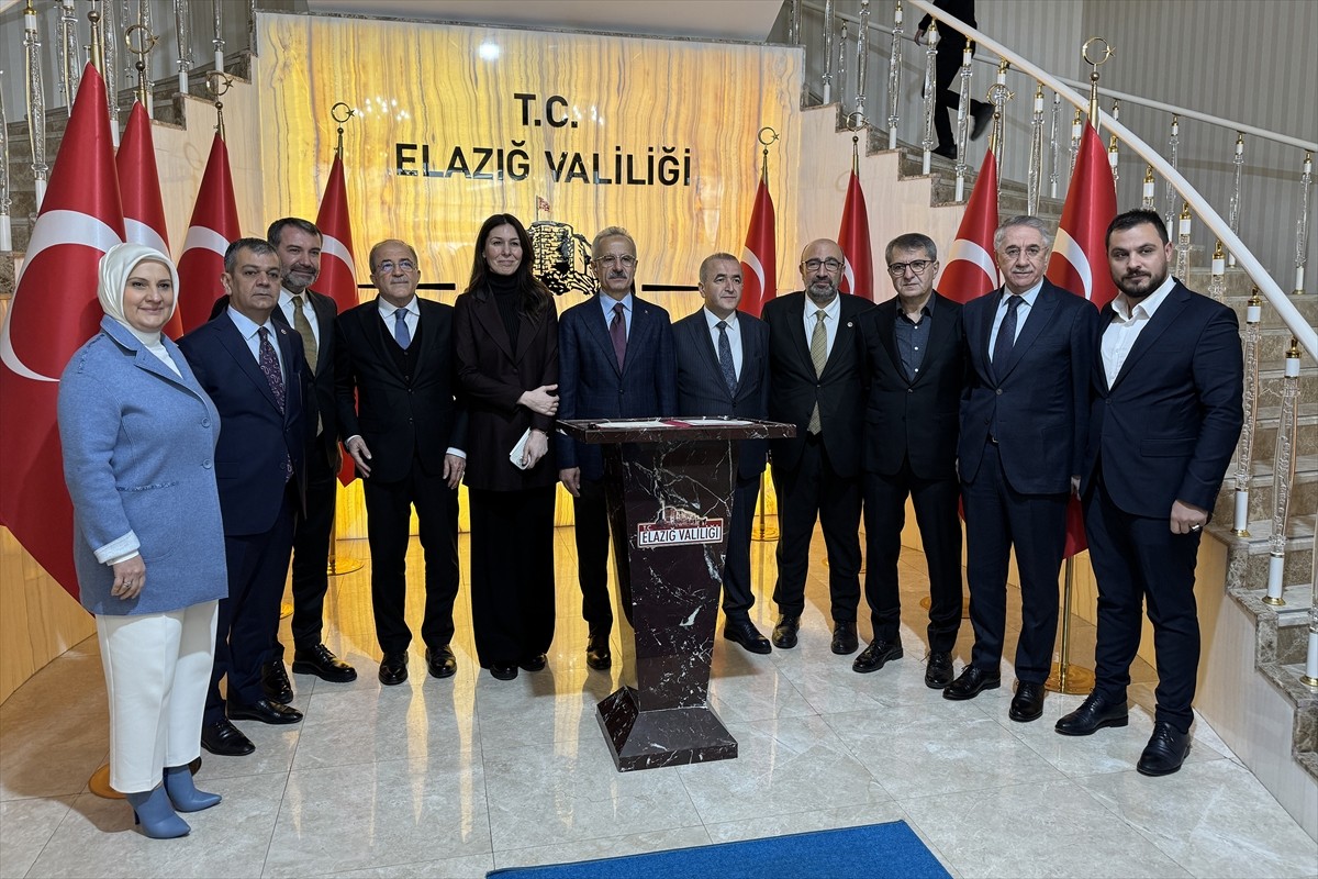 Ulaştırma ve Altyapı Bakanı Abdulkadir Uraloğlu (solda), Elazığ Valiliğine ziyarette bulundu....