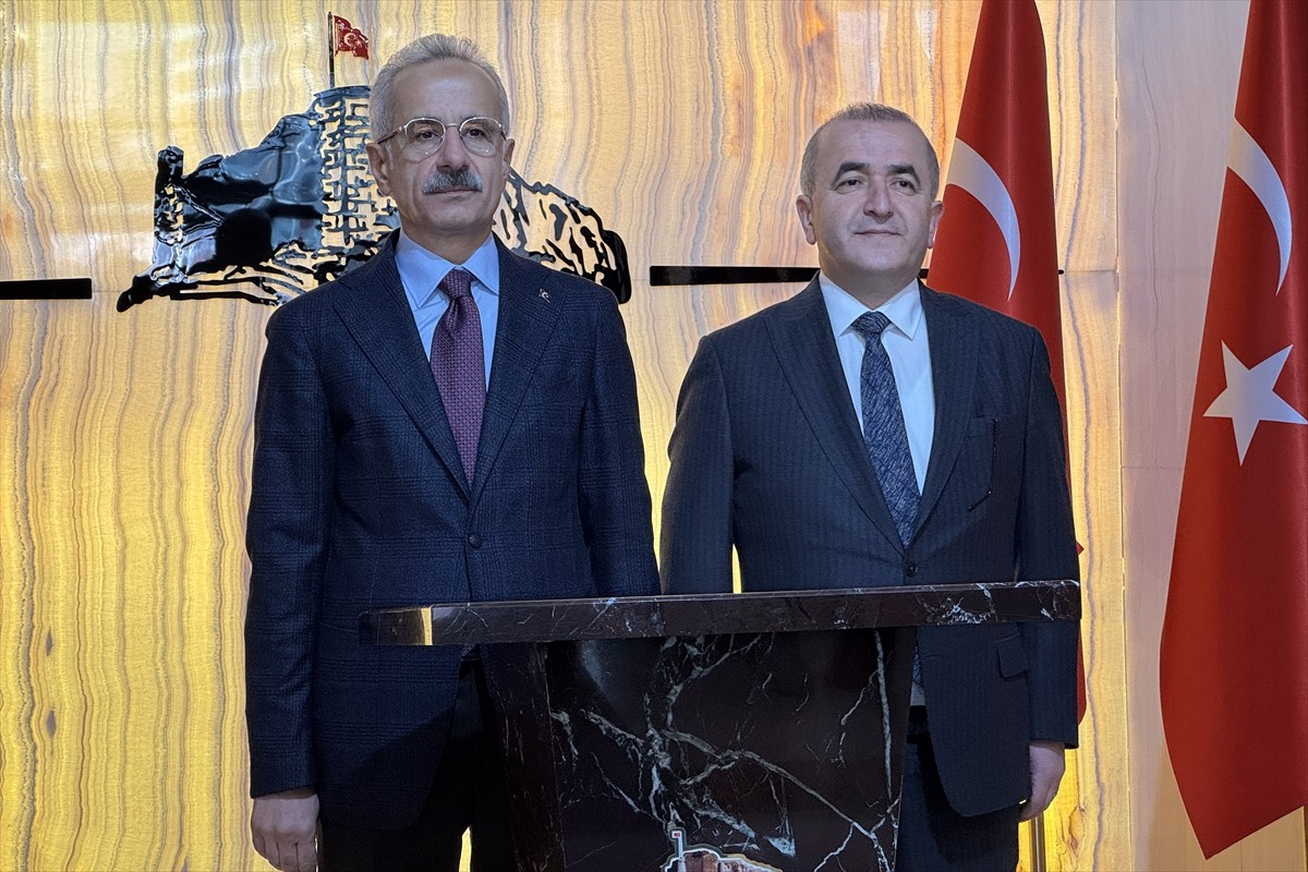 Ulaştırma ve Altyapı Bakanı Abdulkadir Uraloğlu (solda), Elazığ Valiliğine ziyarette bulundu....