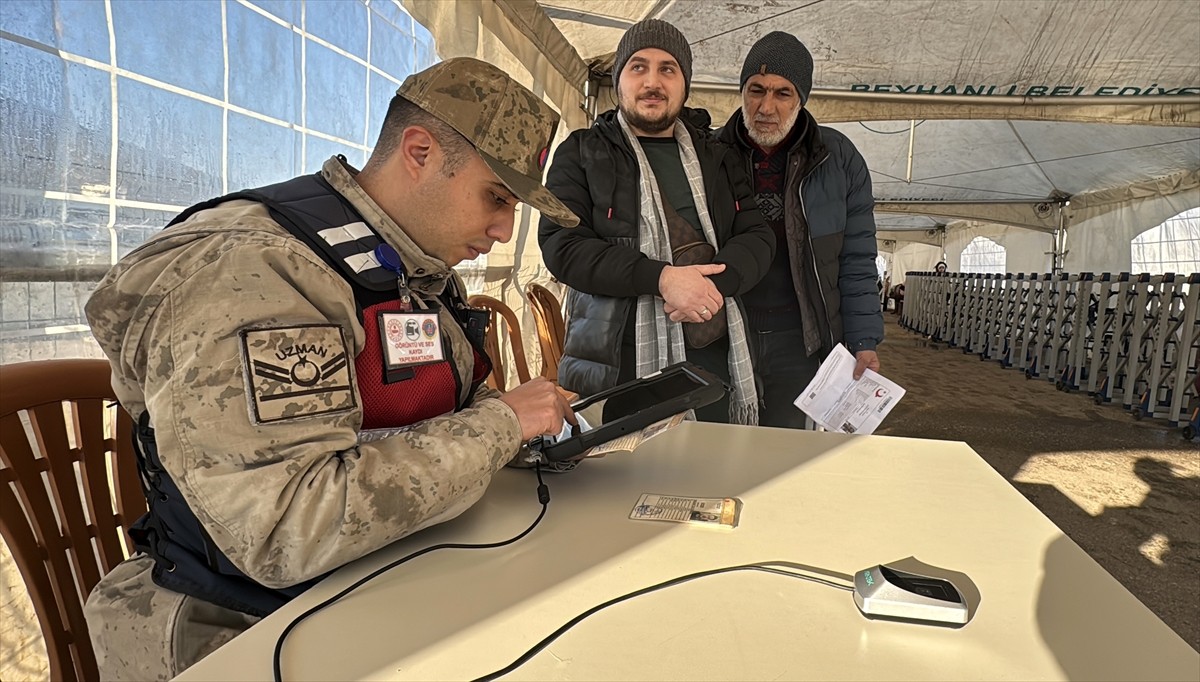 Ülkelerine dönmek isteyen Suriyelilerin, Hatay'daki Cilvegözü Sınır Kapısı'ndan geçişleri...