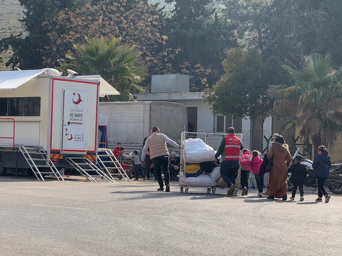 Ülkelerine dönmek isteyen Suriyelilerin, Hatay'daki Cilvegözü, Yayladağı ve Zeytindalı sınır...