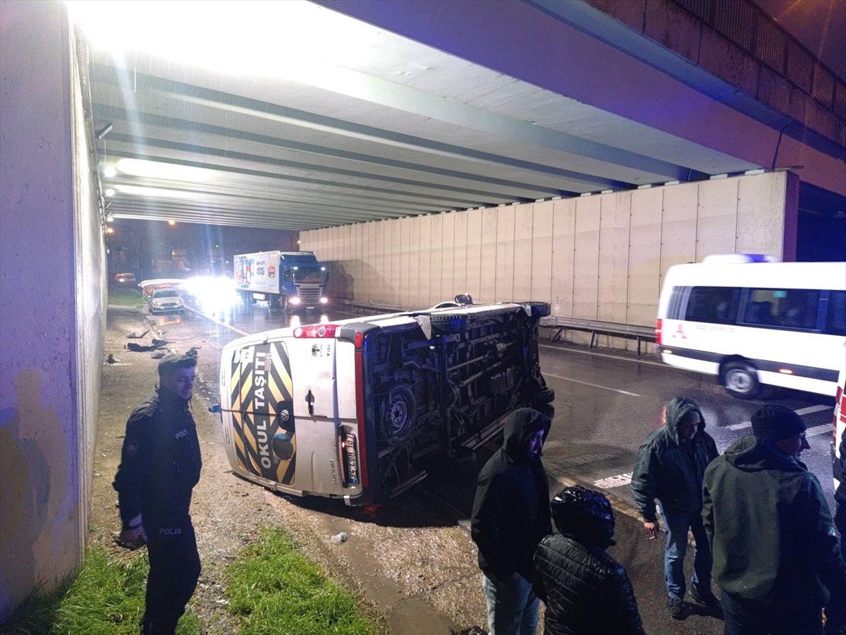 Ümraniye Şile Yolu Tepeüstü kavşağında 34 LGH 107 plakalı servis minibüsü, yağışın etkili olduğu...