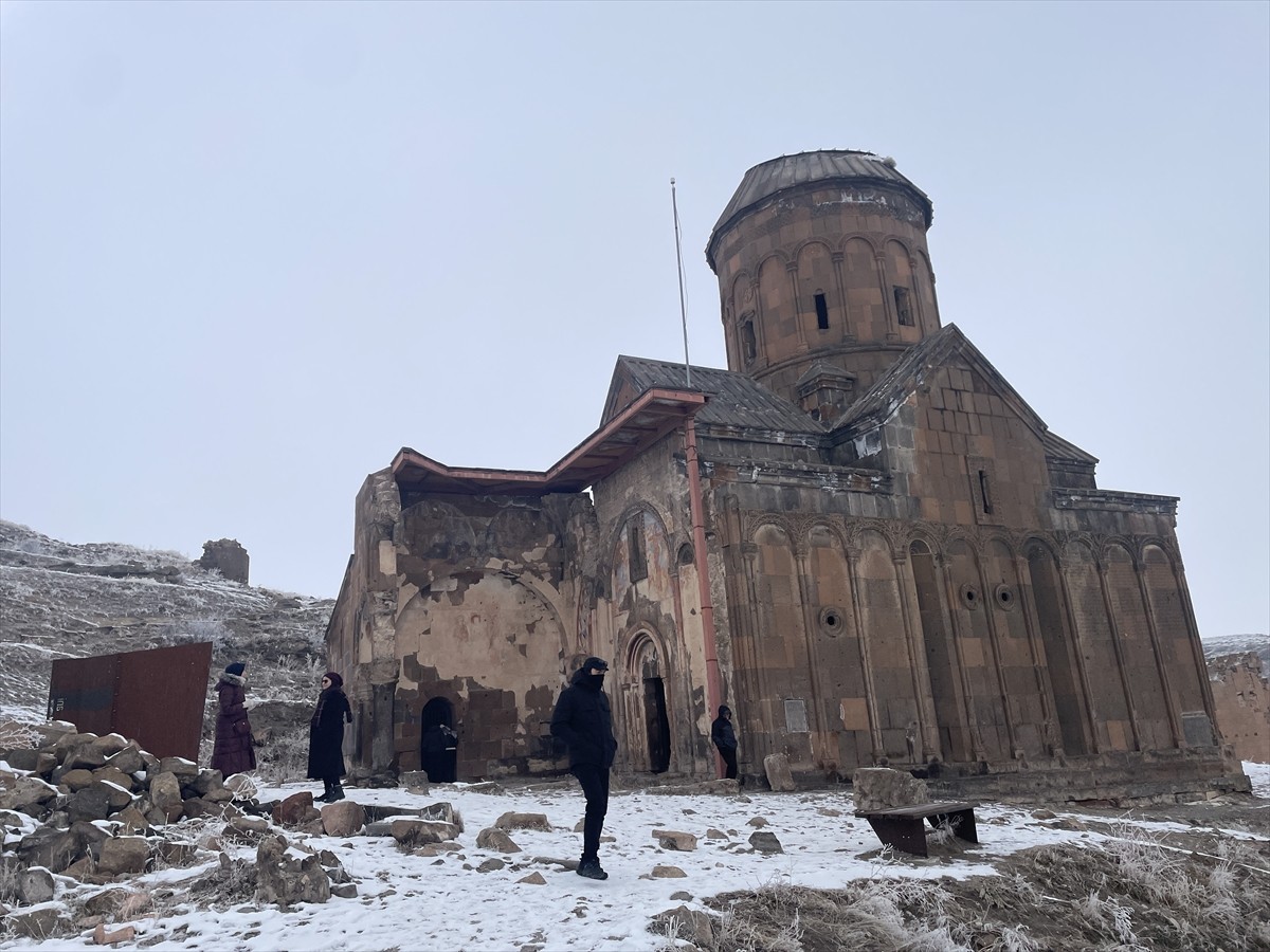 UNESCO Dünya Mirası Listesi'nde yer alan Kars'taki Ani Ören Yeri karla kaplandı.