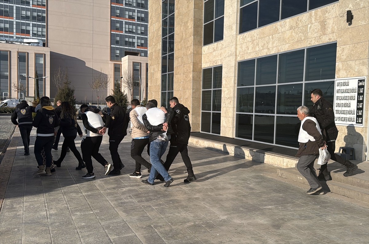 Uşak'ta silahlı saldırı düzenlenen hafif ticari araçta hayatını kaybeden çocuğun ölümüne ilişkin...