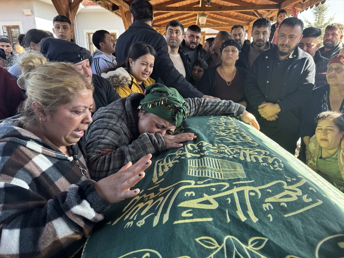 Uşak'ta silahlı saldırıya uğrayan hafif ticari araçtaki 12 yaşındaki çocuk hayatını kaybetti....