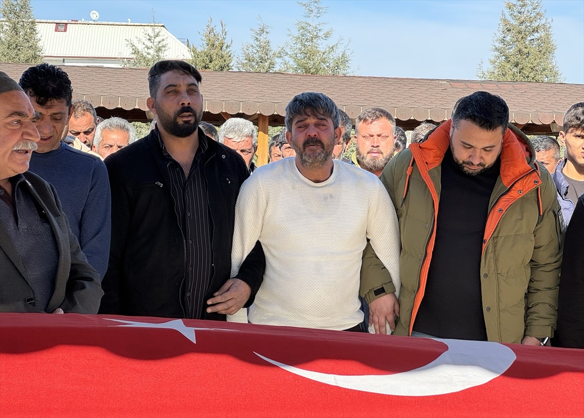 Uşak'ta silahlı saldırıya uğrayan hafif ticari araçtaki 12 yaşındaki çocuk hayatını kaybetti....