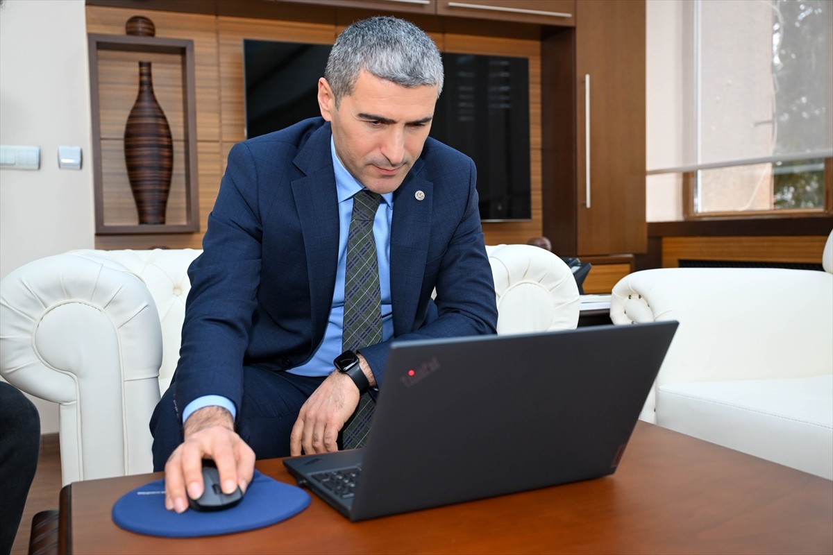 Uşak Valisi Naci Aktaş, Anadolu Ajansının (AA) 2024'e damga vuran olaylara ait fotoğrafların yer...