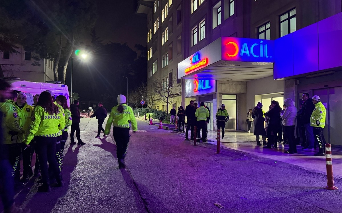 Üsküdar'da trafik kazasına müdahale etmek için yolun karşısına geçmek isterken motosikletin...