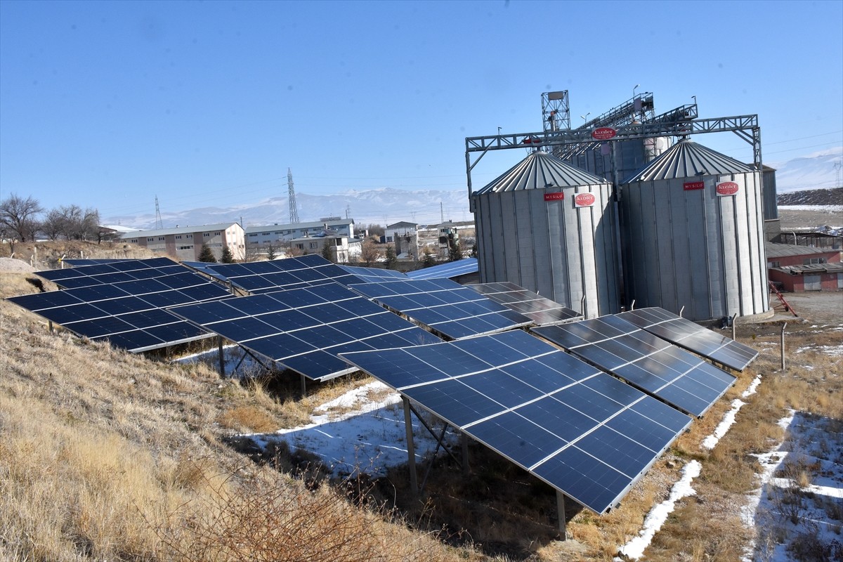 Van'da 22 yıldır un ve yem üretimi yapan Memet Aslan, devlet desteğiyle 2 fabrikasının çatısına ve...