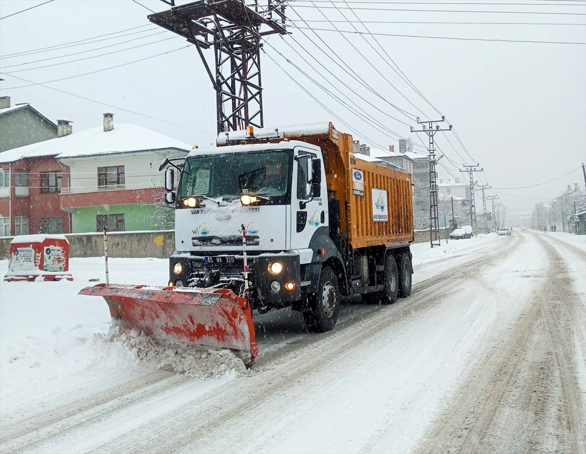 Van'da kar yağışı etkili oldu, bazı noktalarda ulaşımda aksamalar yaşandı. Karla mücadele ekipleri...