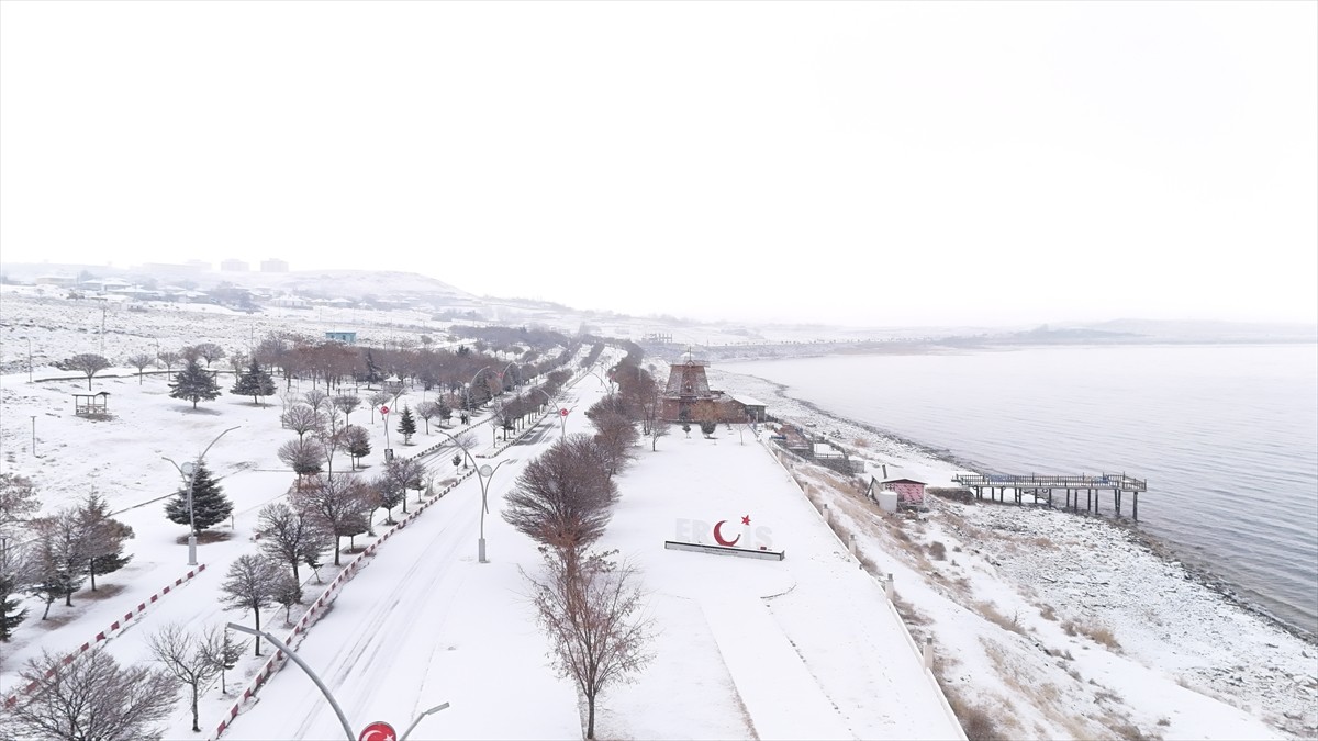 Van'ın Erciş ilçesinde kar yağışı etkili oldu. Beyaza bürünen ilçe merkezi dronla...