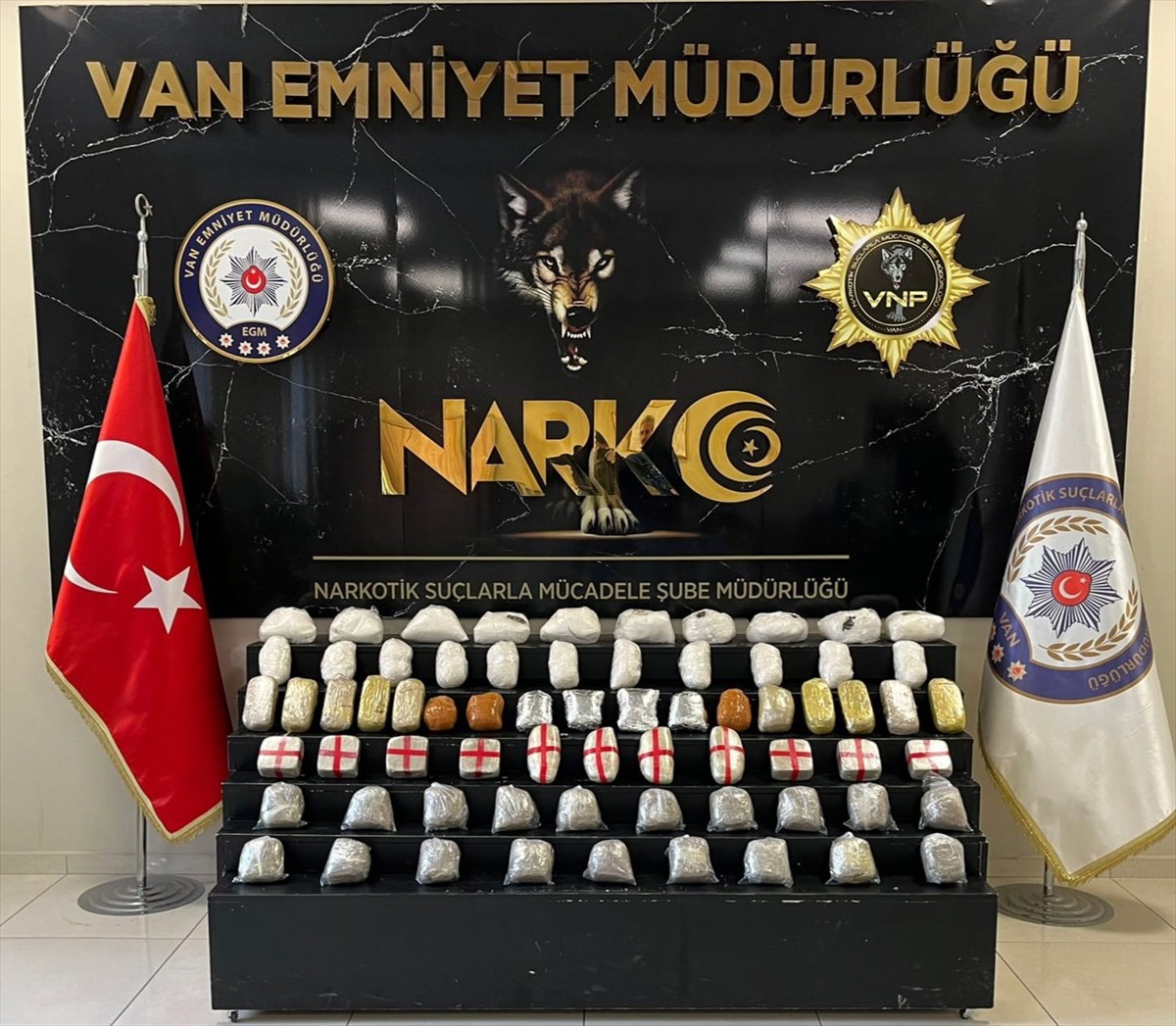 Van'ın İpekyolu ilçesinde, bir ikamette 25 kilo 300 gram eroin ve 16 kilo 400 gram sentetik...