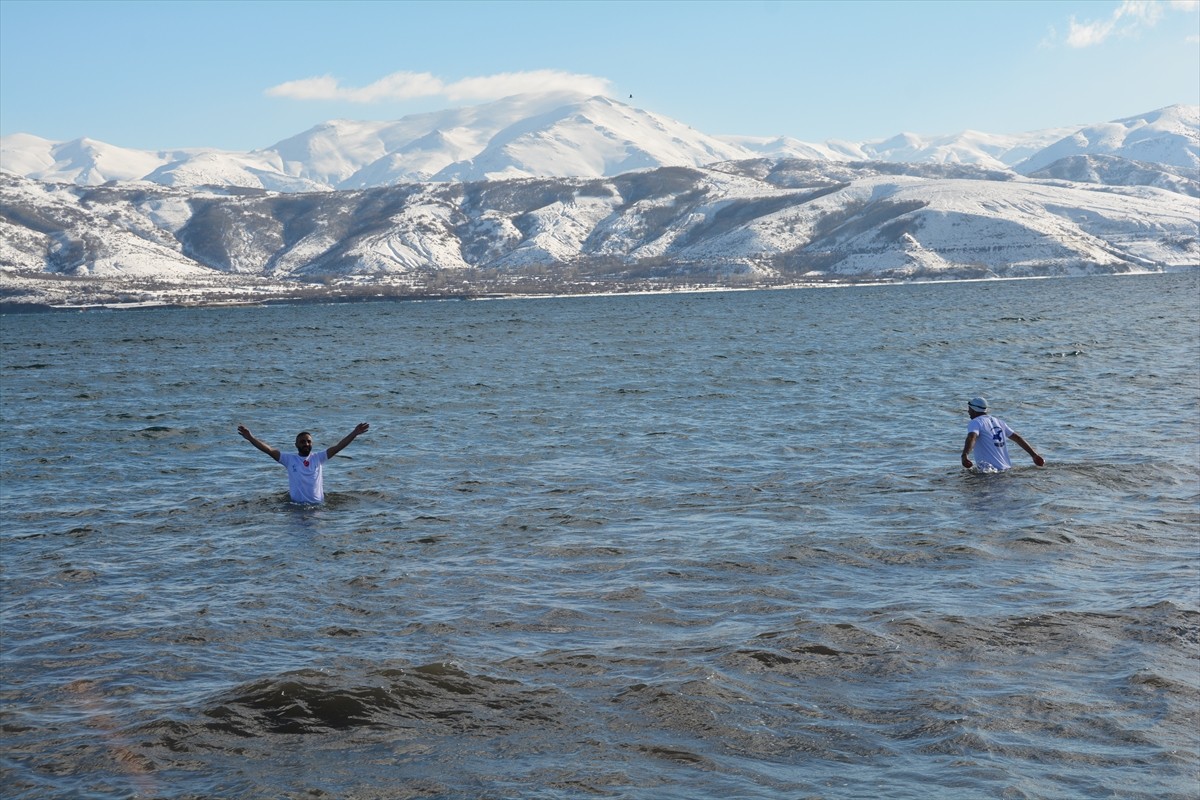 Vangölü Aktivistleri Derneği üyesi 3 doğasever, Van Gölü'nün korunmasına katkı sağlamak ve kış...