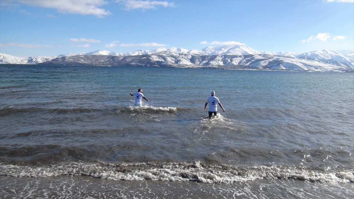 Vangölü Aktivistleri Derneği üyesi 3 doğasever, Van Gölü'nün korunmasına katkı sağlamak ve kış...