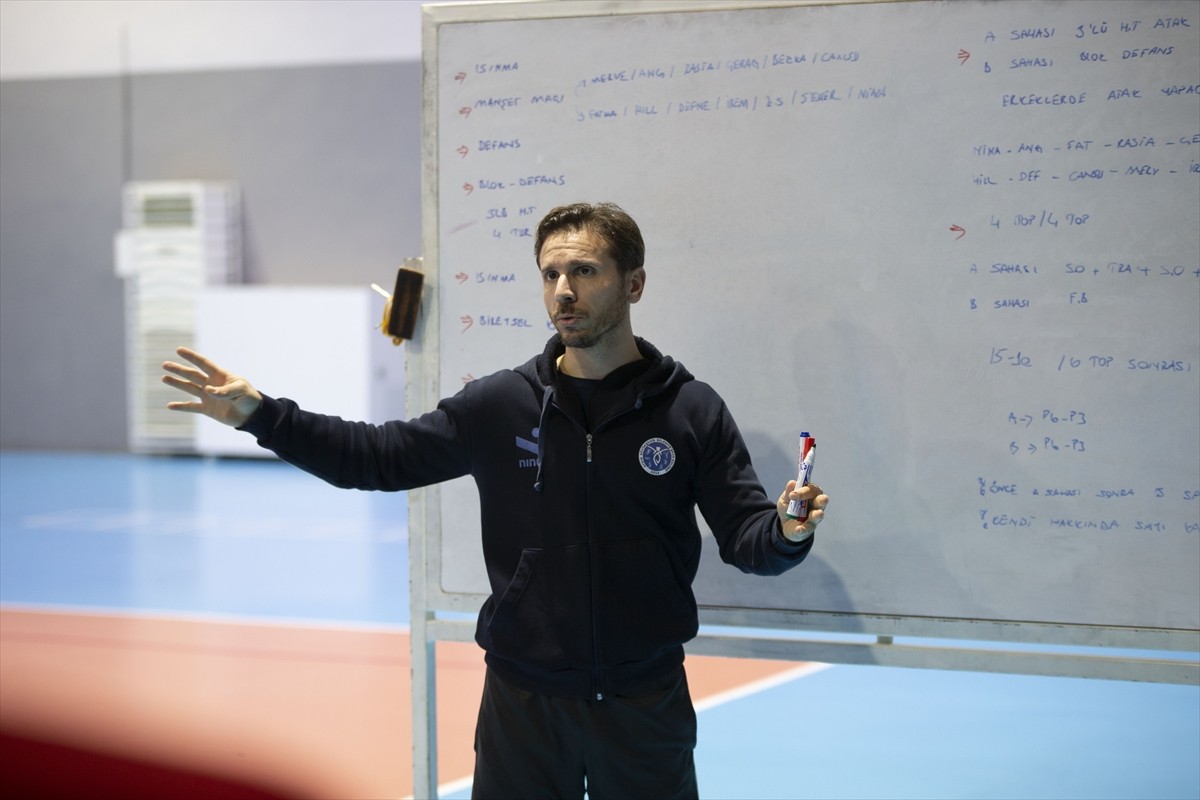 Vodafone Sultanlar Ligi temsilcilerinden Aydın Büyükşehir Belediyespor Kadın Voleybol Takımı'nın...