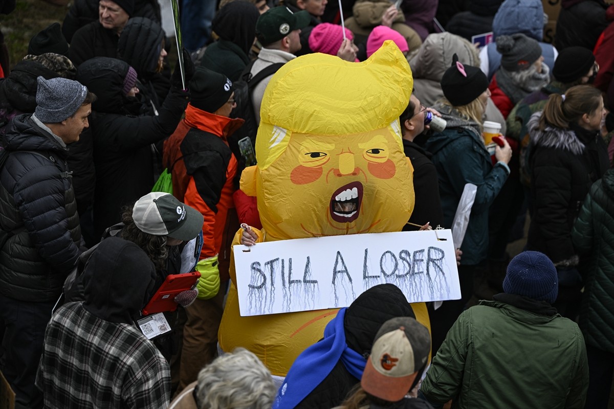 Washington'da toplanan binlerce gösterici, 20 Ocak Pazartesi günü göreve başlayacak olan ABD'nin...