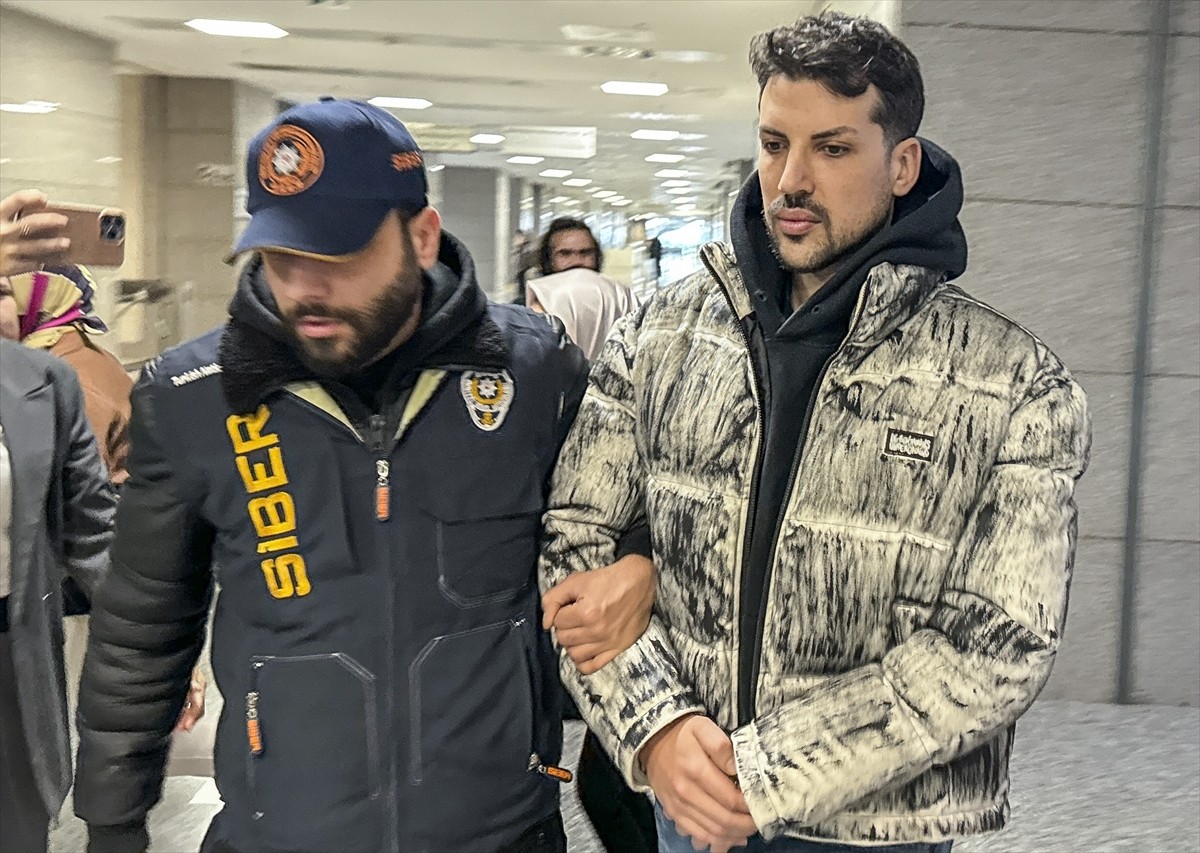 Yasa dışı bahse teşvik ettiği iddiasıyla gözaltına alınan sosyal medya fenomeni Kerimcan Durmaz...