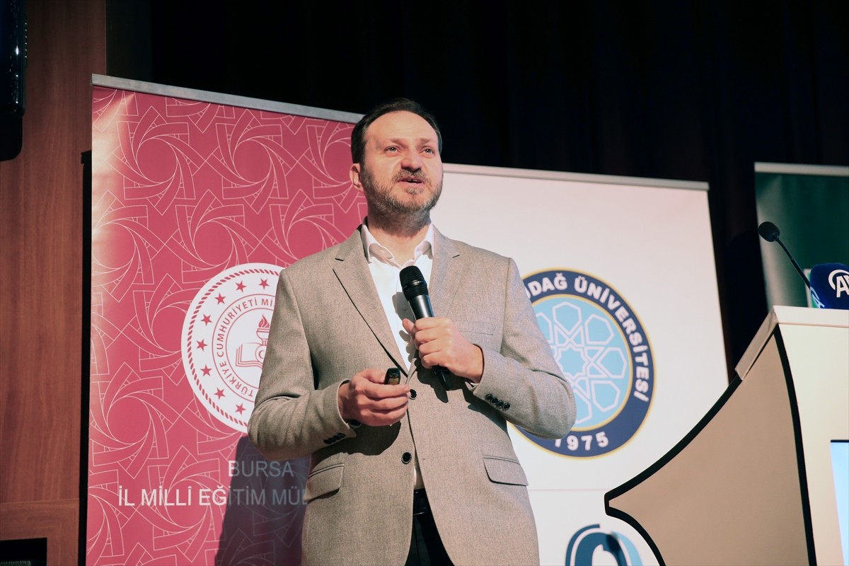 Yeşilay Genel Başkanı Mehmet Dinç, Bursa İl Milli Eğitim Müdürlüğü tarafından, Türkiye Yeşilay...