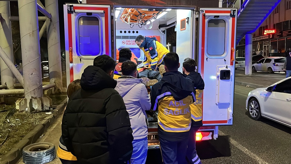 Yozgat'ta otomobilin üst geçidin ayağına çarpması sonucu 4 kişi yaralandı.  