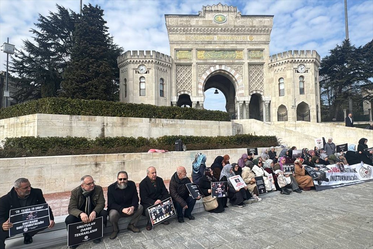 28 Şubat Gönüllüleri Platformu üyeleri, 28 Şubat "postmodern darbesi"nin 28. yılı dolayısıyla...