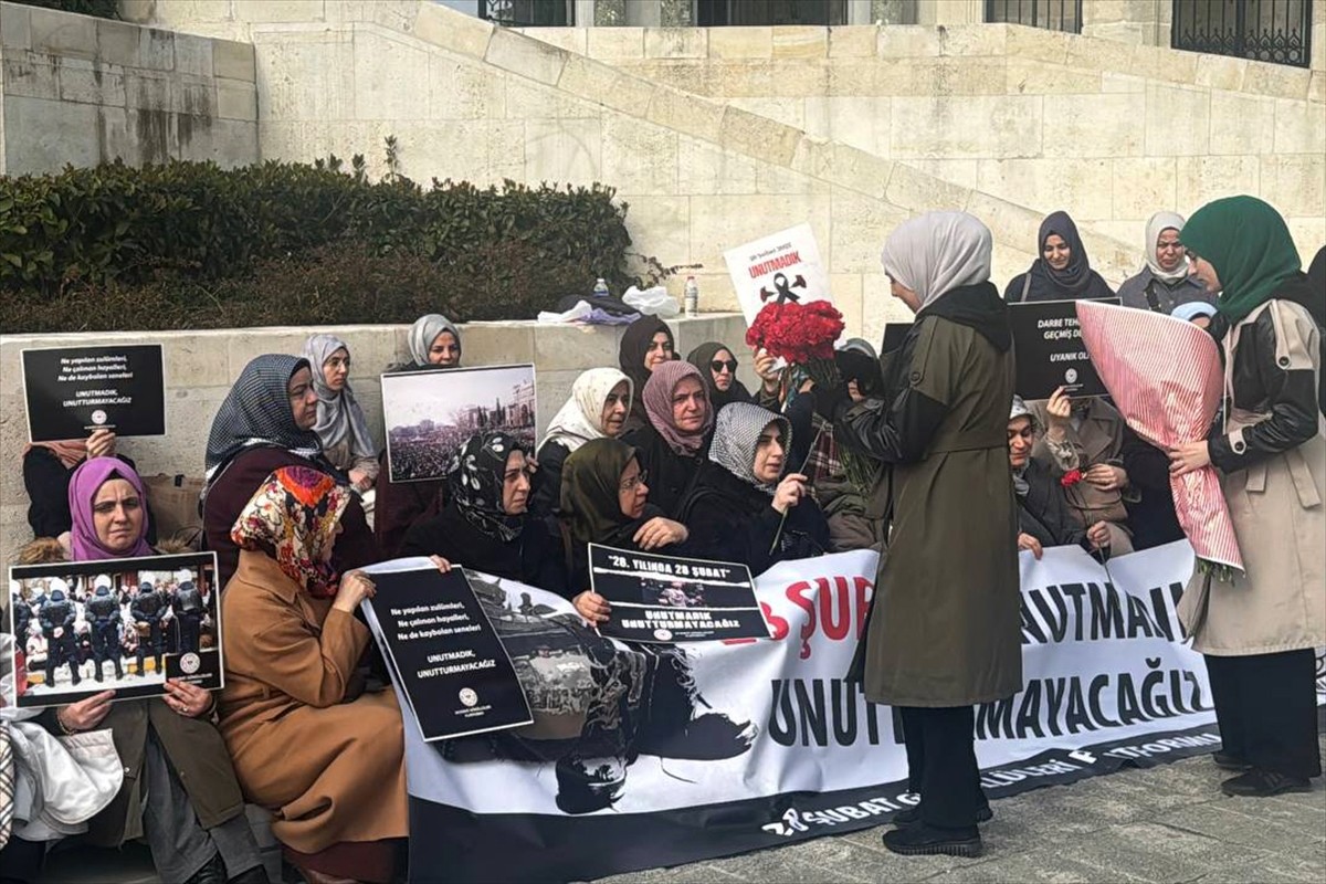 28 Şubat Gönüllüleri Platformu üyeleri, 28 Şubat "postmodern darbesi"nin 28. yılı dolayısıyla...