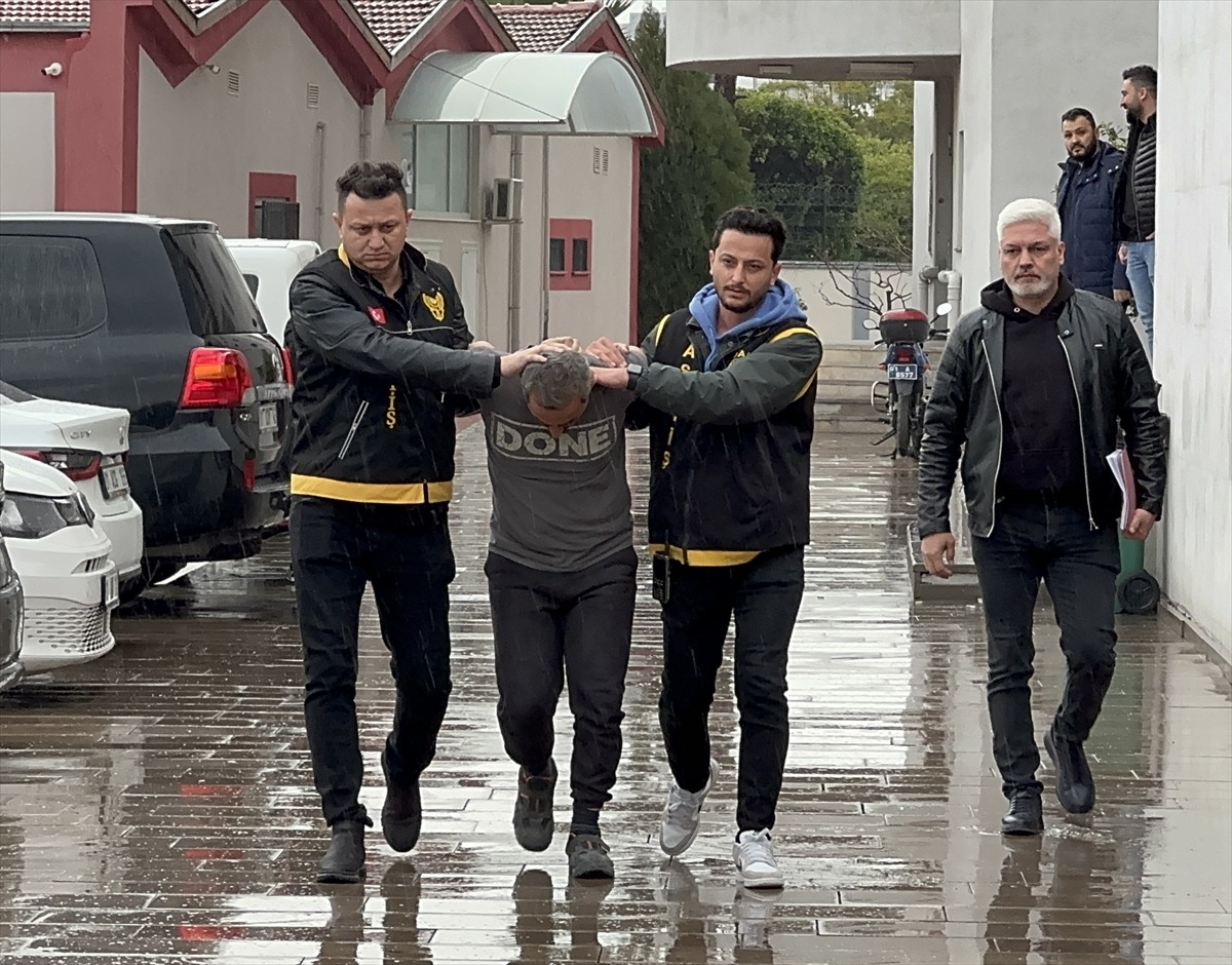 Adana'da alışveriş merkezindeki kuyumcuda hırsızlık girişiminde bulunduğu iddia edilen ve 3 gün...